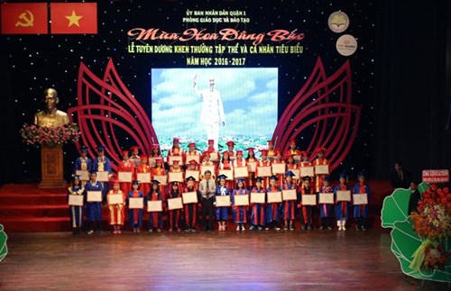 Tuyên dương khen thưởng giáo viên - học sinh có thành tích xuất sắc năm 2017